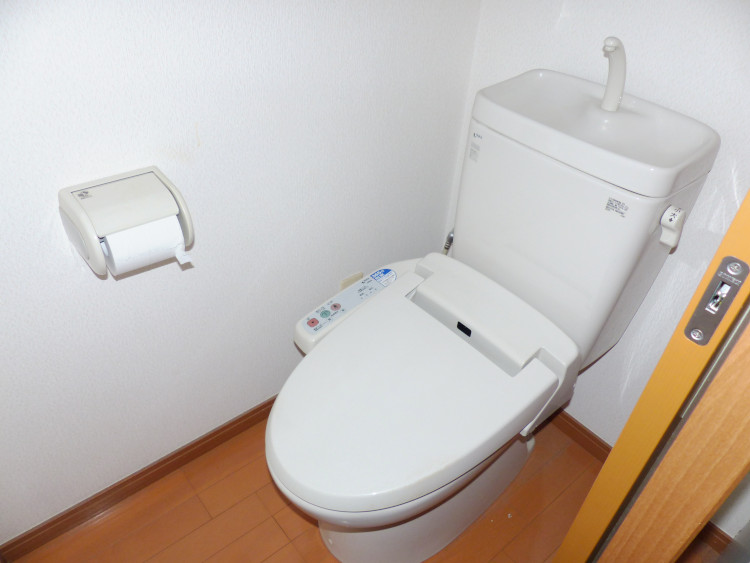 トイレ　温水洗浄便座付きです！