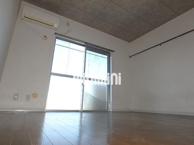 居室・リビング　ちょっと広めの８帖のお部屋でゆったりできます。