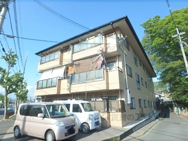 京都市伏見区醍醐和泉町のマンションの建物外観