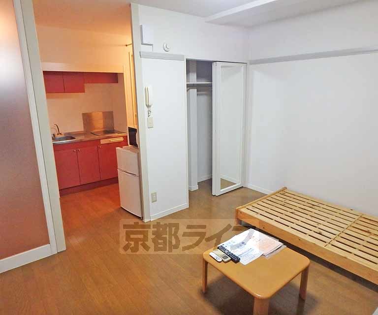 居室・リビング　家具家電付き。一人暮らし一年生にぴったり。