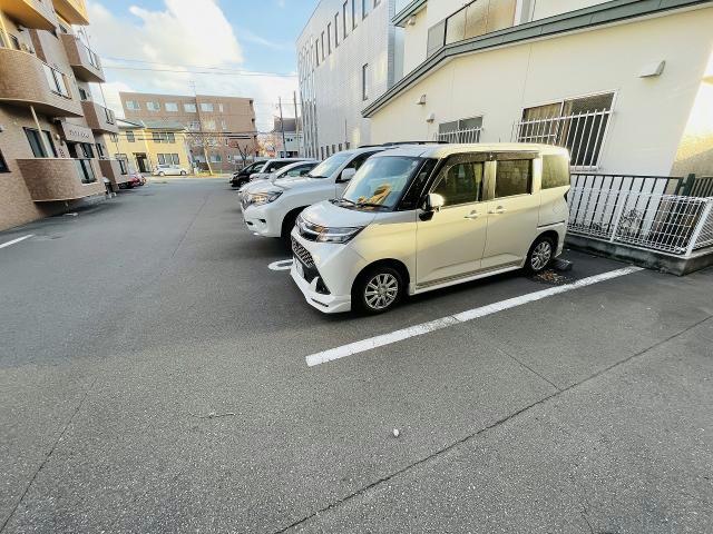 【函館市大手町のマンションの駐車場】