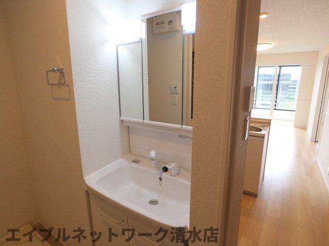 洗面設備　コンパクトで使いやすい洗面所