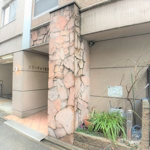 【名古屋市中区金山のマンションのエントランス】