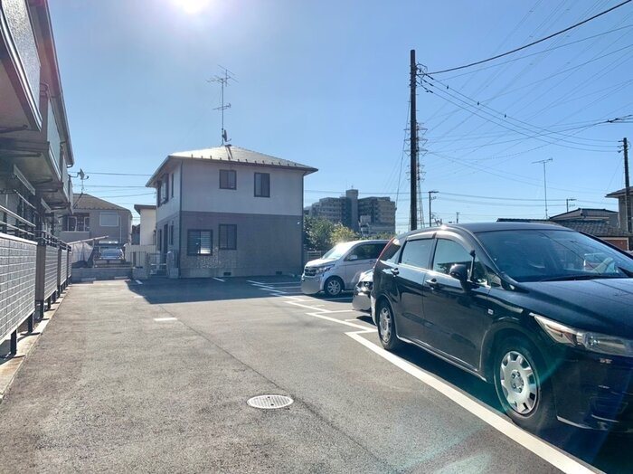 【昭島市武蔵野のアパートの駐車場】