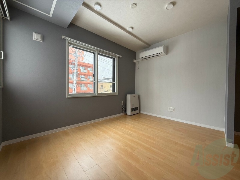 その他部屋・スペース　木目のフローリングは落ち着きのある印象のお部屋になりますね。