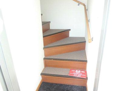 玄関　玄関は１階。階段を昇って居室へ・・・