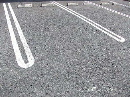 【グラースIIの駐車場】