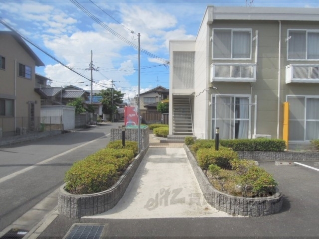 【奈良市法華寺町のアパートのエントランス】