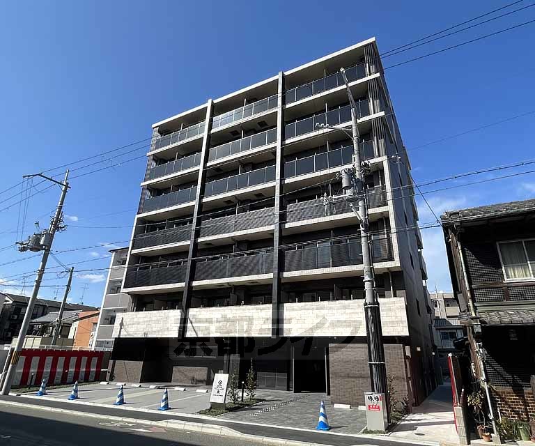 【京都市右京区西院矢掛町のマンションの建物外観】