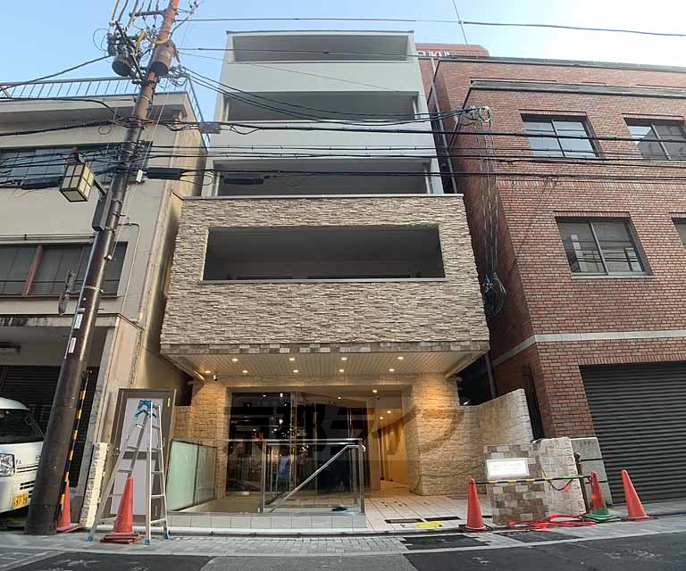 【京都市中京区弁慶石町のマンションの建物外観】