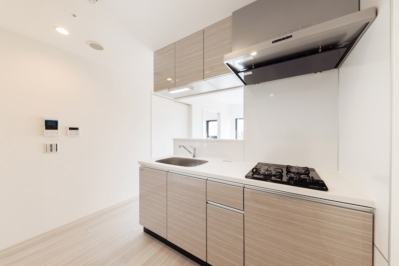 キッチン　床は奇数階がナチュラルブラウン、偶数会がホワイト