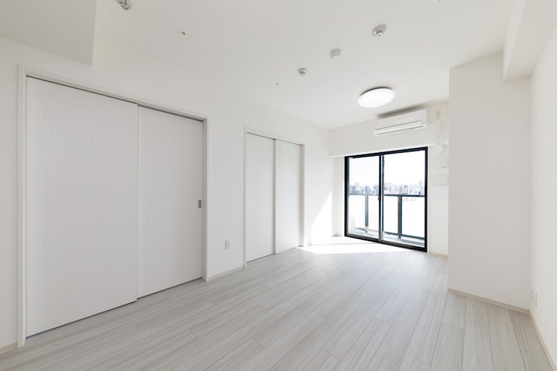 バルコニー　床は奇数階がナチュラルブラウン、偶数会がホワイト