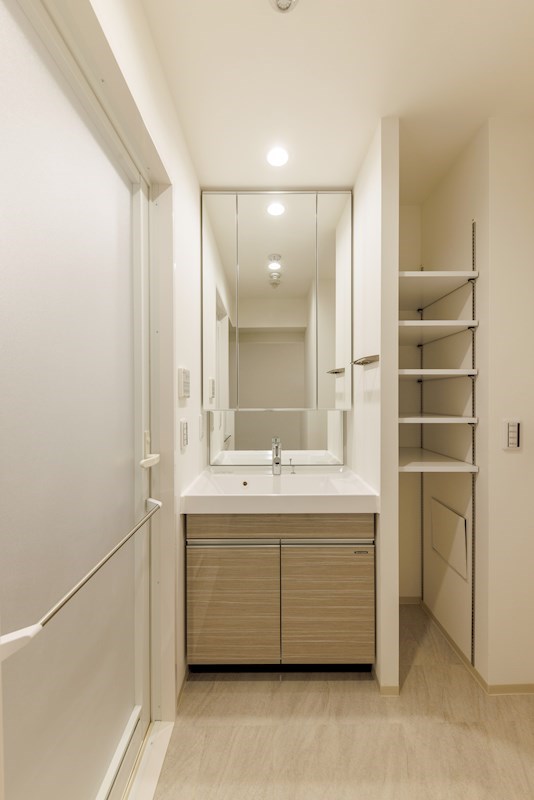 洗面設備　床は奇数階がナチュラルブラウン、偶数会がホワイト