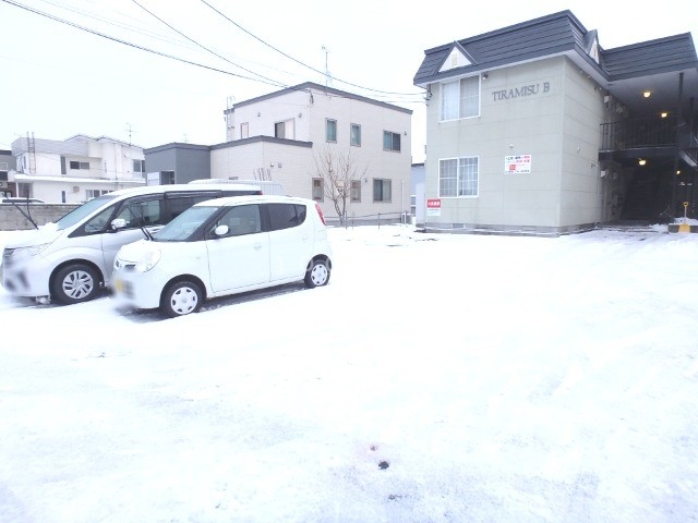 【旭川市秋月二条のアパートの駐車場】