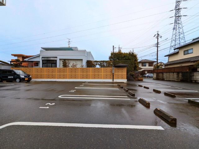 【浜松市中央区半田山のマンションの駐車場】