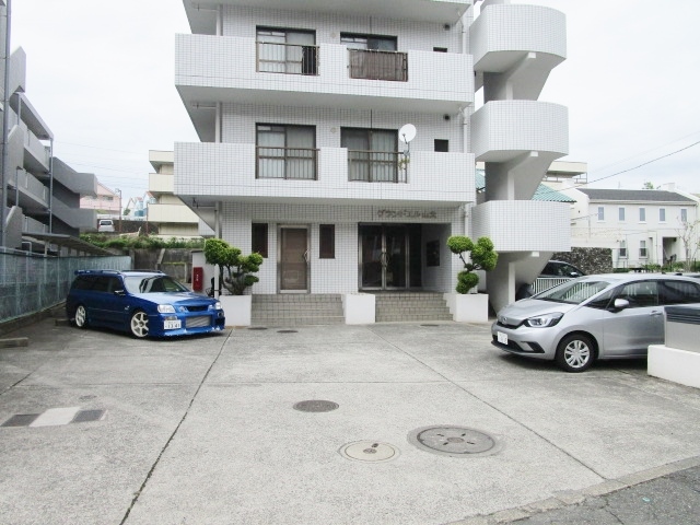 【横浜市旭区さちが丘のマンションの駐車場】