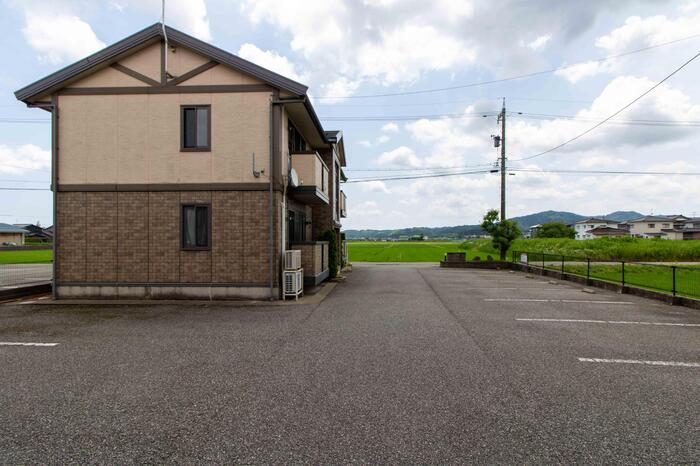 【氷見市柳田のアパートの駐車場】