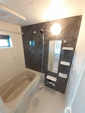 バス・シャワールーム　落ち着いた空間のお風呂です