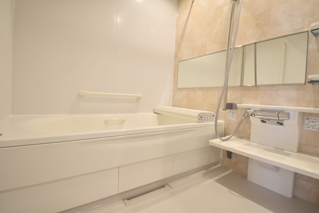 バス・シャワールーム　大きな鏡とたっぷり収納が特徴のシャンプードレッサー！