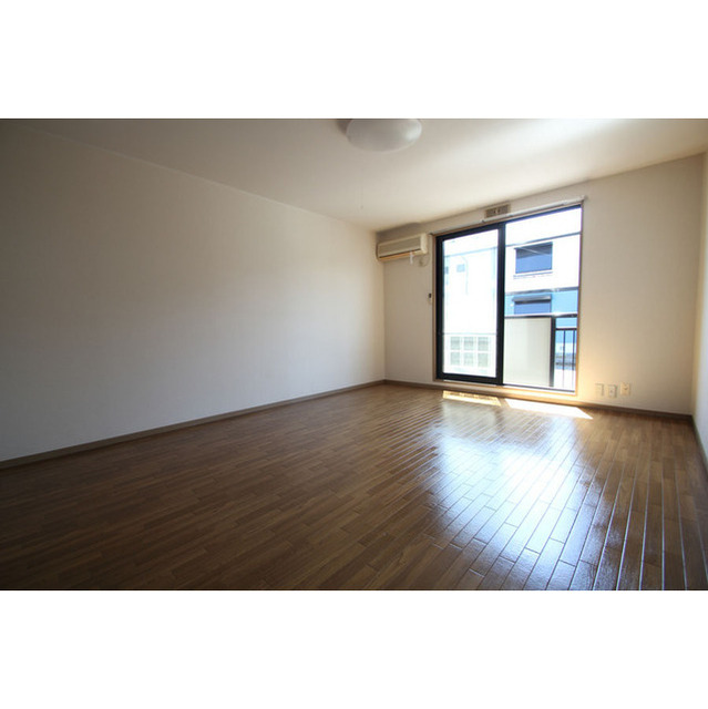 居室・リビング　（内装写真は全て１０５号室です）