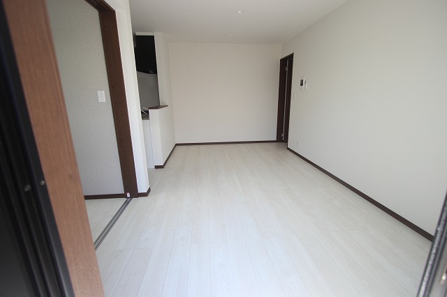 居室・リビング　同物件別号室のものです。