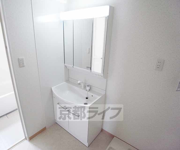 洗面設備　三面鏡の洗面台です