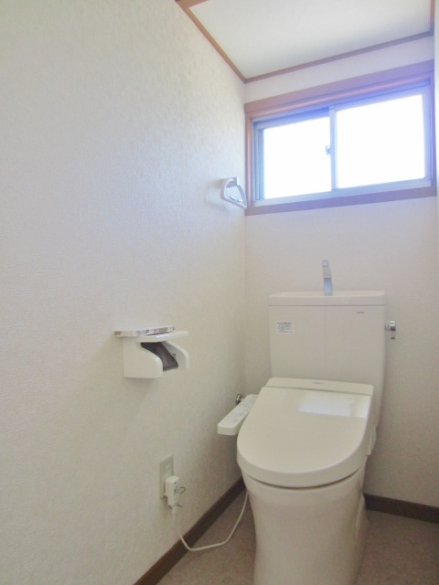 トイレ　トイレにも窓があるので換気に便利★