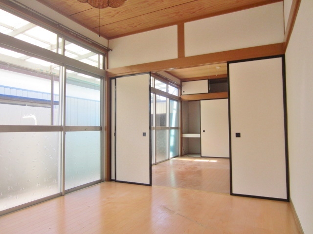 居室・リビング　東側の洋室６帖です★