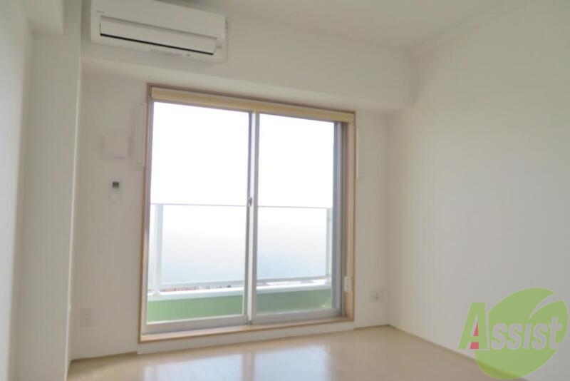 居室・リビング　大きな窓から入る日差しがポカポカ暖かそうです。