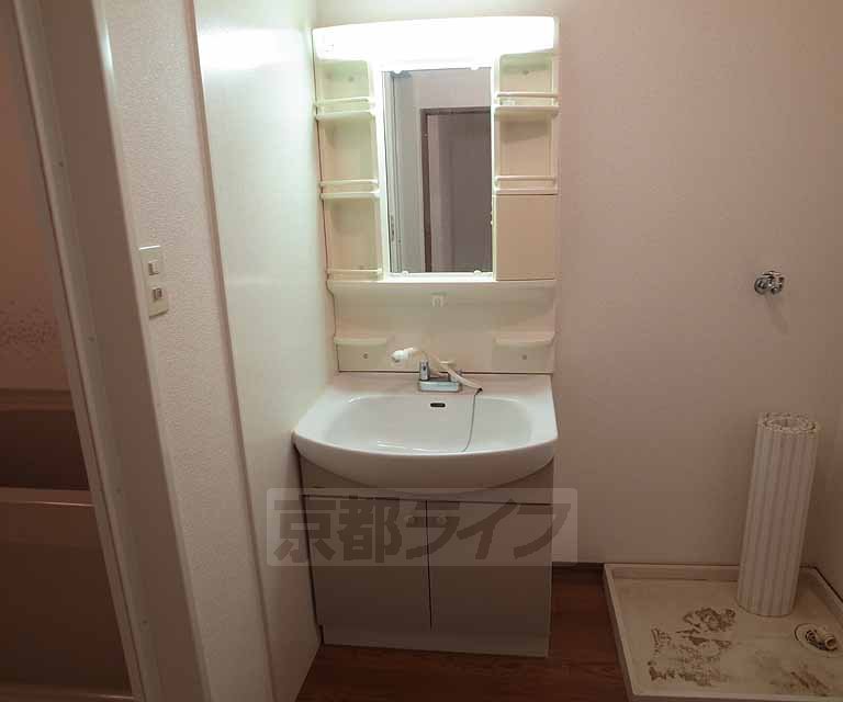 洗面設備　収納スペースも豊富できれいな洗面台です・