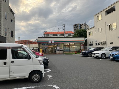 コンビニ　セブンイレブン 名古屋覚王山店（コンビニ）まで636m