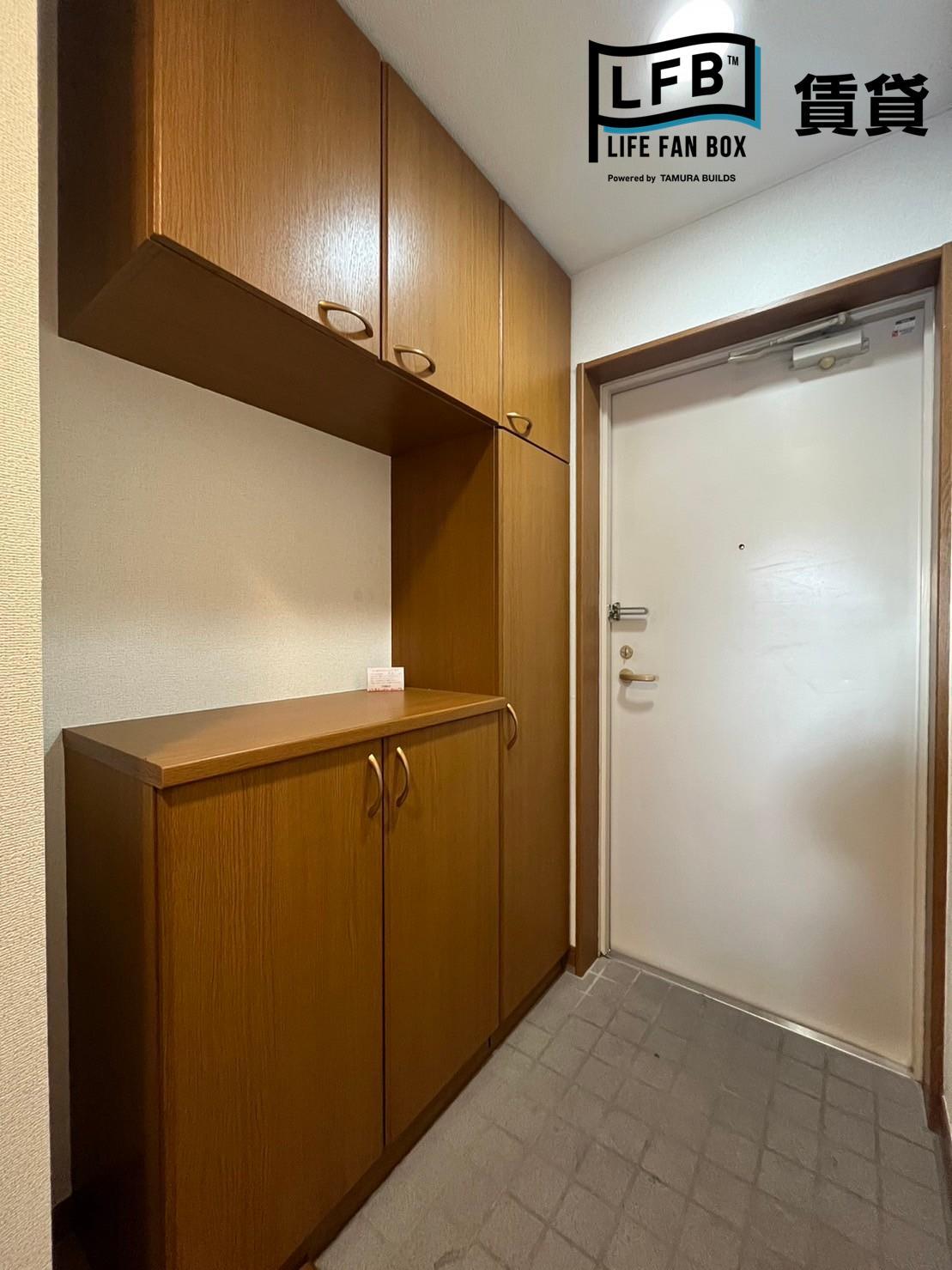 玄関　※同間取り601号室の室内写真です。壁紙や床の色、仕様が異な