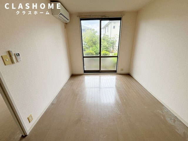 居室・リビング　同物件の別部屋になります。