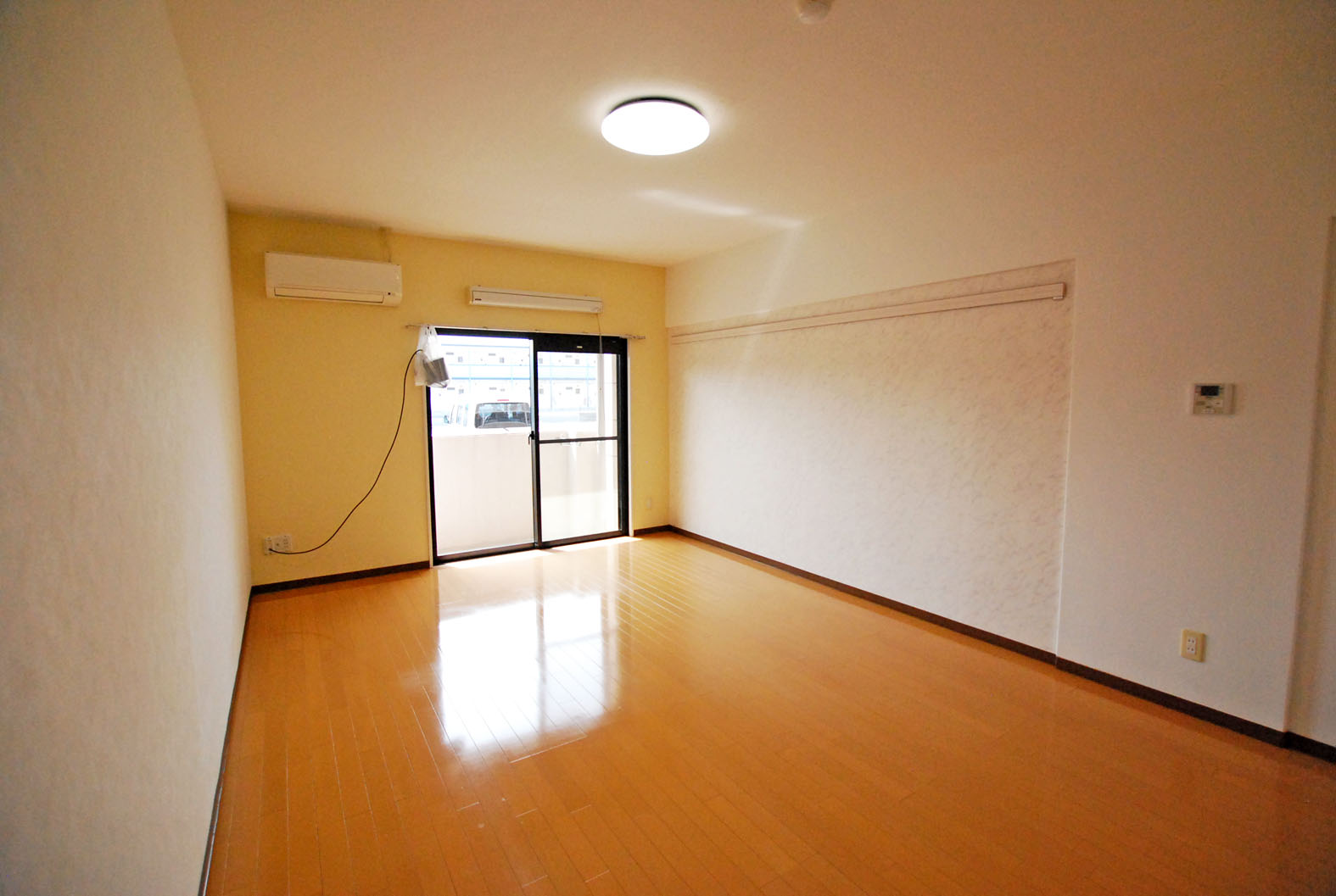 居室・リビング　中から窓側を見たところ