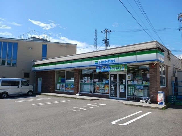 コンビニ　ファミリーマート北久米店様（コンビニ）まで800m