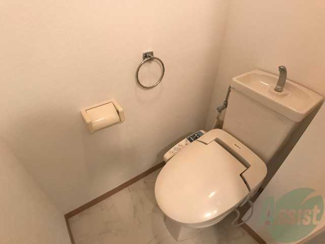 トイレ　ウォシュレット付きです。オシリに優しい設備です。