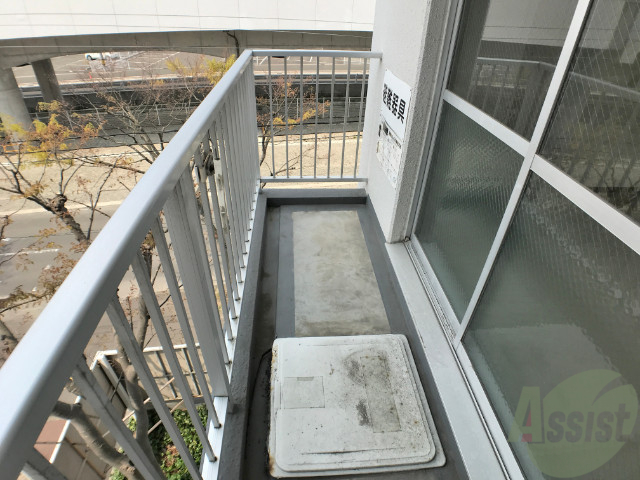 バルコニー　広さがあって、晴れた日には洗濯物がはかどりそうですね。