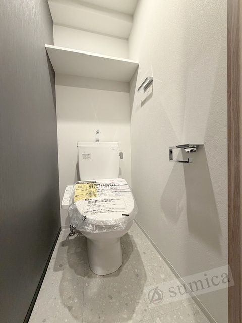 トイレ　人気アイテムの温水洗浄便座。清潔感のあるトイレです。