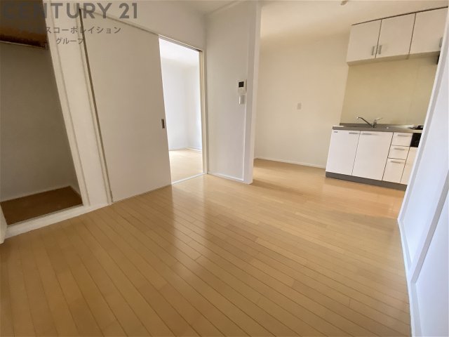 居室・リビング　床色が明るい色合いで、とてもきれいです。