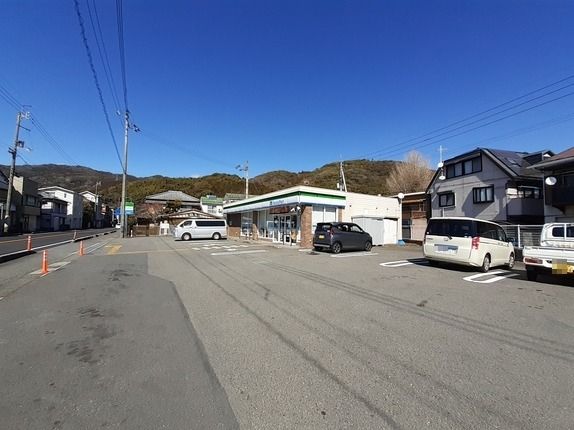 コンビニ　ファミリーマート 伊野公園店（コンビニ）まで110m