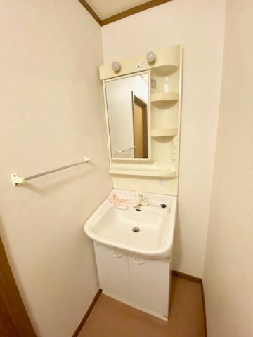 洗面設備　明るい洗面所です