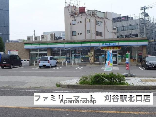 コンビニ　ファミリーマート（コンビニ）まで215m