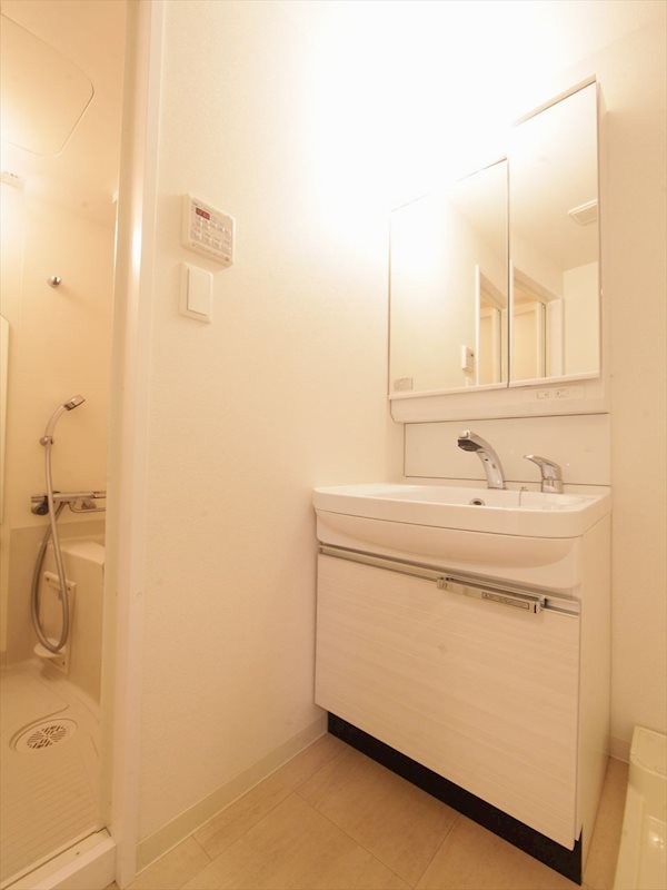 洗面設備　脱衣所　独立洗面台（シャンプードレッサー付）収納スペース有