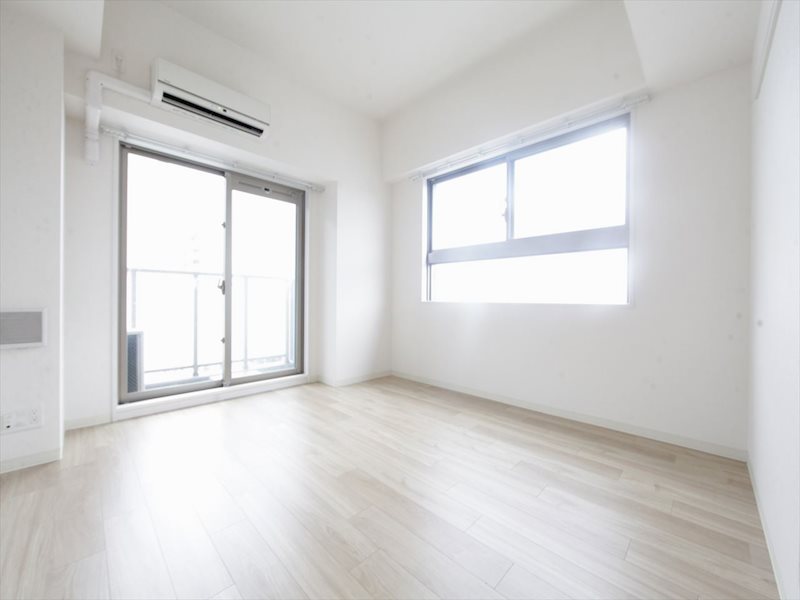 バルコニー　洋室8.3帖　エアコン完備　バルコニーに面しています