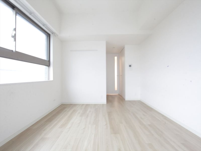 居室・リビング　洋室8.3帖　エアコン完備　バルコニーに面しています