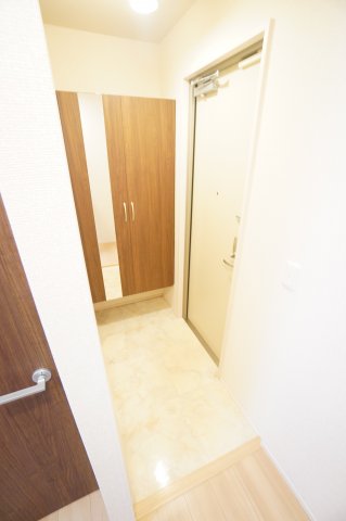 玄関　※同物件・同タイプの写真です。