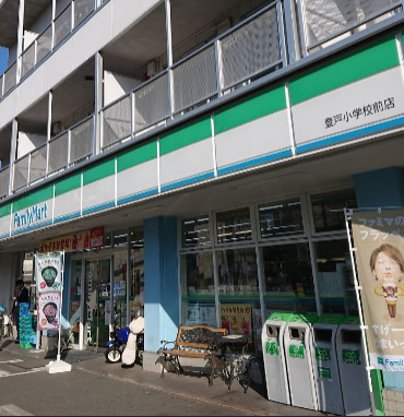 コンビニ　ファミリーマート 登戸小学校前店（コンビニ）まで368m