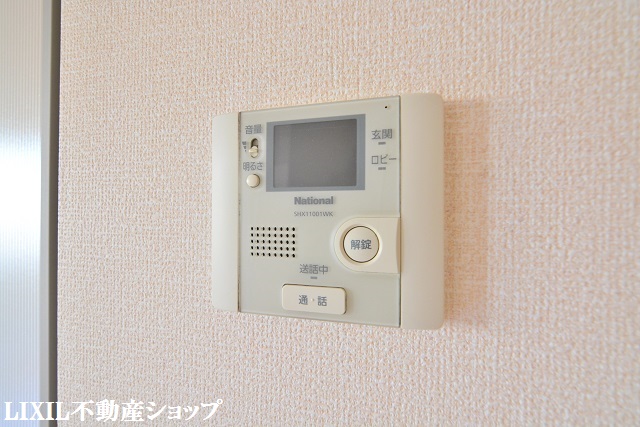 セキュリティ　来訪者の確認が出来るモニター付インターホンです。
