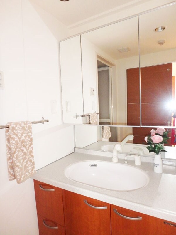 洗面設備　三面鏡付きシャンプードレッサー※備品は付きません（イメージ）