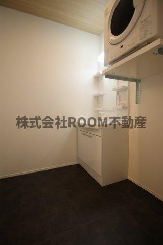 洗面設備　明るい洗面所です